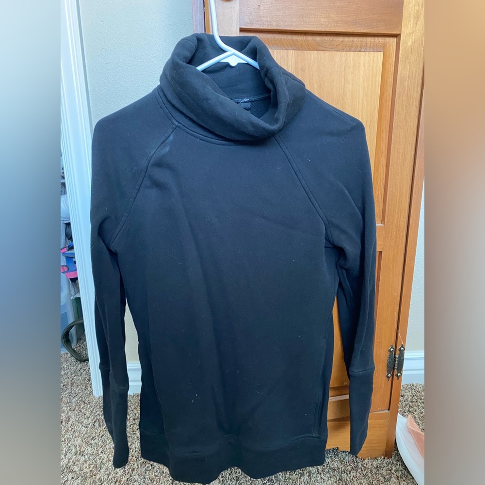 Black lululemon turtleneck sweatshirt